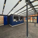 Polikarbonat çatılı, sürmə şüşəli qış bağçası