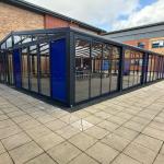 Polikarbonat çatılı, sürmə şüşəli qış bağçası