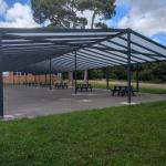 Polikarbonat çatılı, sürmə şüşəli qış bağçası